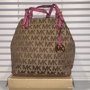 Medium pink and brown Michael kors shoulder bag.